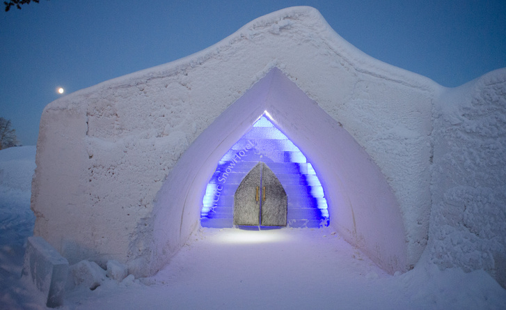 Az Actic Snow Hotel ideiglenes jégbarlangjainnak bejárata. Középen a rénszarvasbőrrel takart ajtó, ami mögött életem legrosszabb éjszakája telt