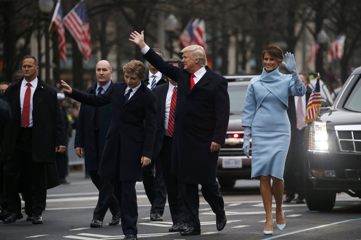 A Capitoliumból Trump konvoja a Pennsylvania Avenue-n lépésben indult a Fehér Házhoz, út közben pedig az új elnök többször is kiszállt integetni az út mellett összegyűlteknek.