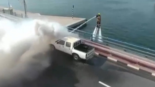 Azért elég menő a dubaji katasztrófavédelem videója: jetpackes tűzoltó oltja a roncsokat