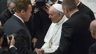 Arnold Schwarzeneggernél csak egy menőbb van: Arnold Schwarzenegger és a pápa