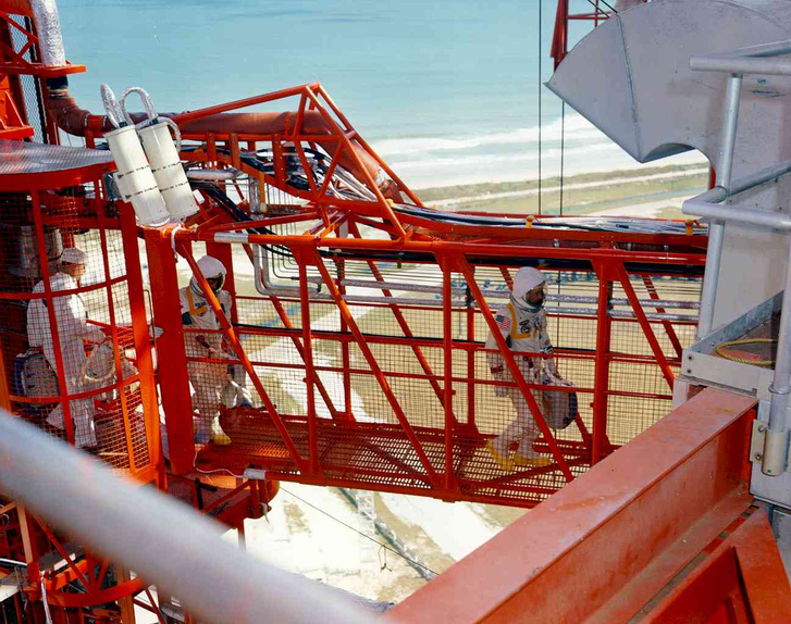 1967. január 27. Az Apollo-1 űrhajósai a halálos csapdává váló parancsnoki modul felé lépdelnek. Ez az utolsó kép róluk.