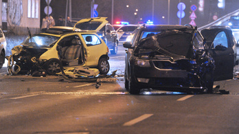 Busz és négy autó ütközött Budapesten