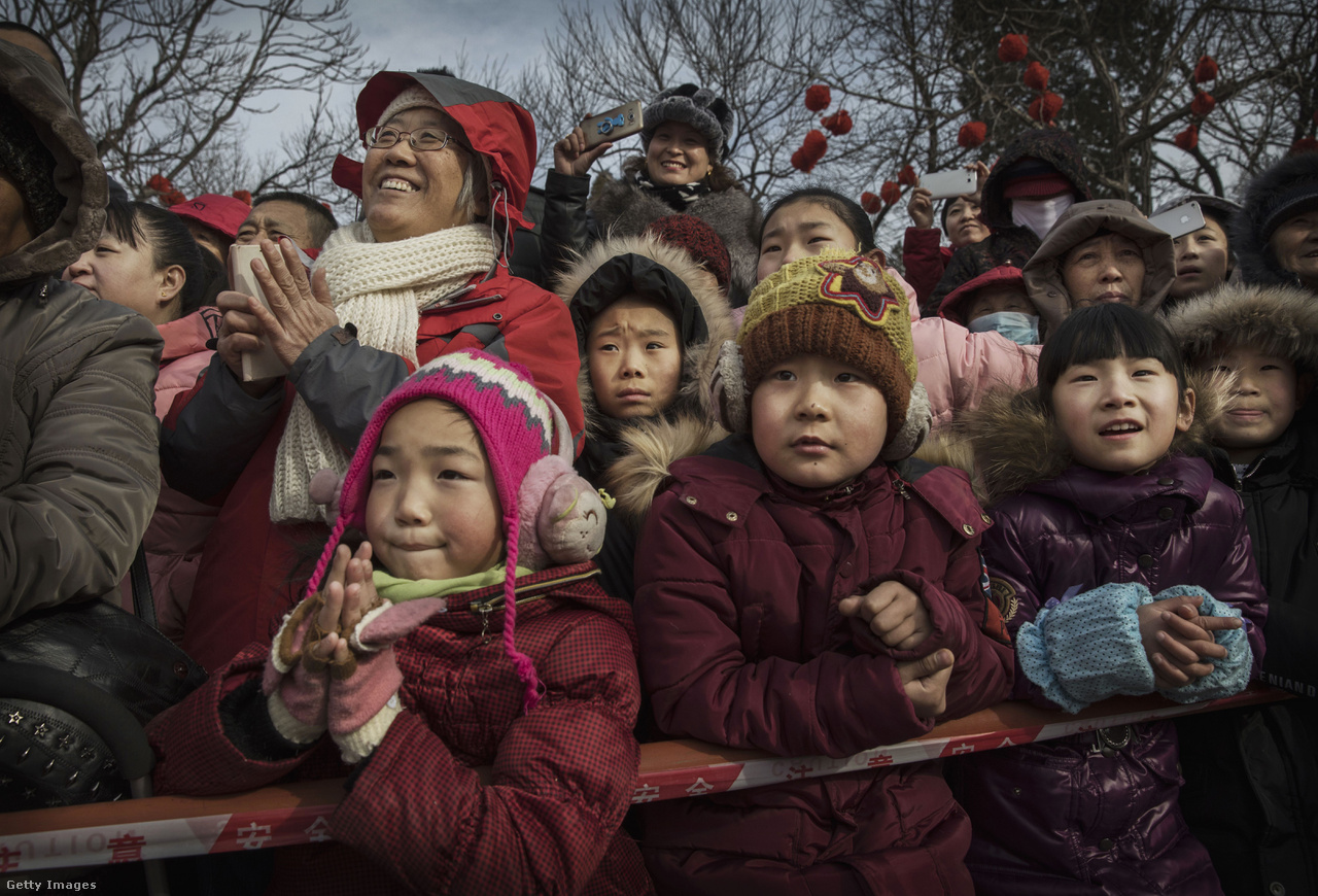 A Magyarországon élő külföldiek évről-évre megdöbbennek a karácsonyi síri csenden, mikor mindenki rendíthetetlenül karácsonyozik otthon. Ha megvan ez a kép, akkor már nem nehéz elképzelni, mi történik Kínában és egész Kelet-Ázsiában, ahol idén a Gergely-naptár szerint január 28-án volt a Holdújév első napja.