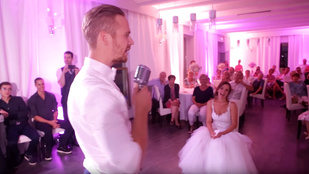 Magyar dalszövegeket mixelt az esküvői beszédébe a vőlegény