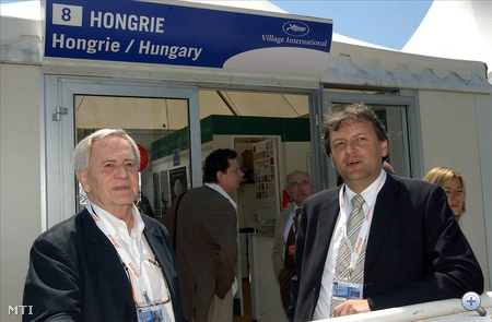 Szabó  István filmrendező és Hiller István kulturális miniszter a magyar pavilon előtt a 2004-es Cannes-i filmfesztiválon. 