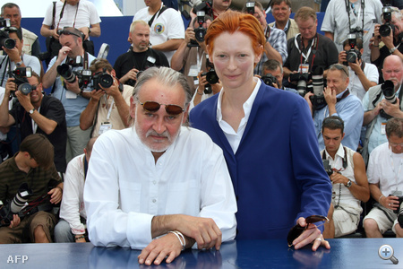 Tarr Béla 2007-ben A londoni férfi című filmjével szerepelt a versenyprogramban. Mellette Tilda Swinton, a film egyik főszereplője.