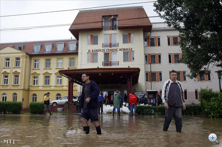 Víz borítja Szikszón a II. Rákóczi Ferenc Kórház földszintjét
