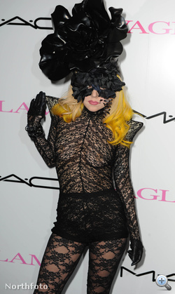 Lady Gaga a csipkének hódol