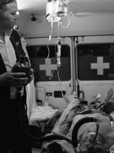 Fotóriporter a mentőautó anyósülésén: vér és szenzáció helyett mentős mindennapok Urbán Tamás képein