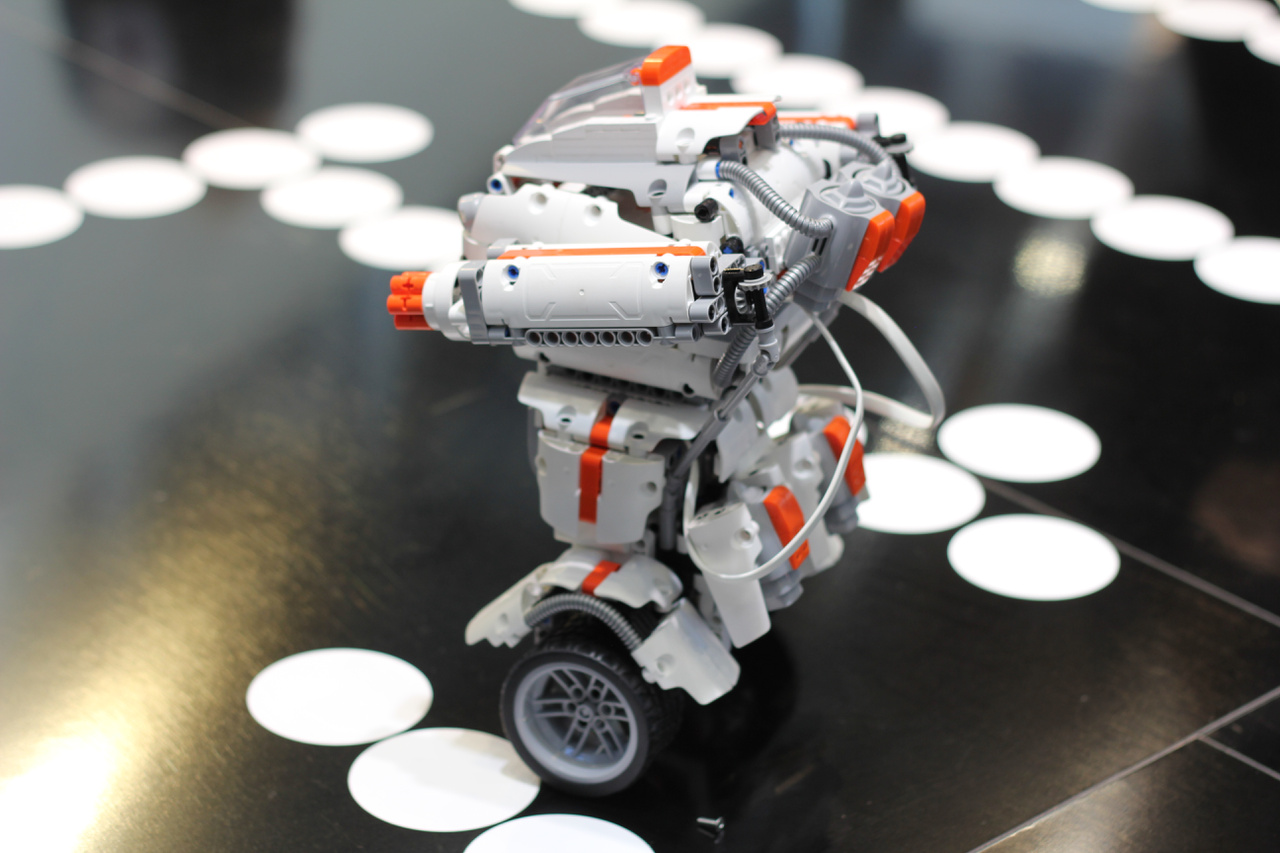 Két kerekén egyensúlyozik ez a csinos robot.  LEGO Technic elemekre kísértetiesen emlékeztető alkatrészekből áll össze, és persze kínai. Megtapogatva, a darabokat a dobozából kivéve is minőségi az összhatás