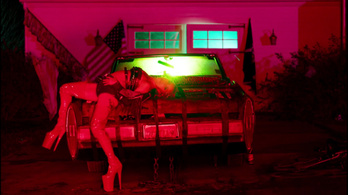 Lady Gaga egy platformcipővel lövöldözik új klipjében