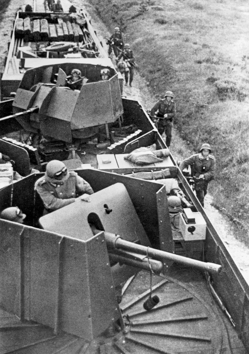 Légvédelmi ágyúkkal felszerelt német páncélvonat a keleti fronton, 1941.