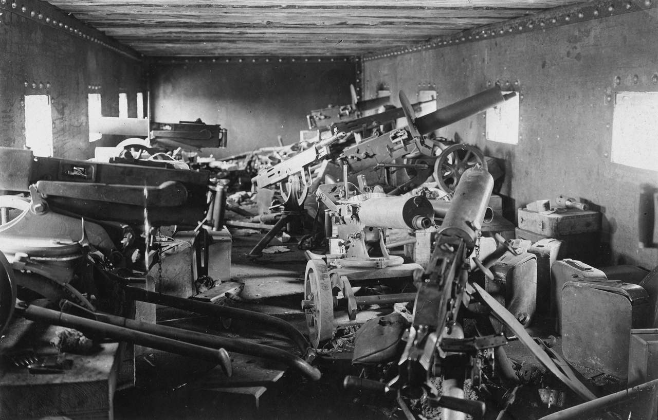 1918: géppuskaállások egy német páncélvonat lövészkocsijában.