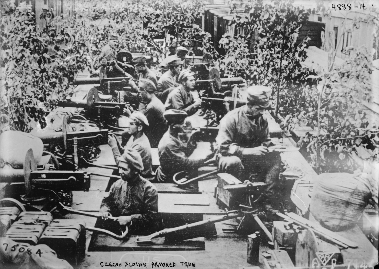 Géppuskákkal felszerelt csehszlovák páncélvonat az I. világháború idején, a kép készítésének pontos dátuma nem ismert.