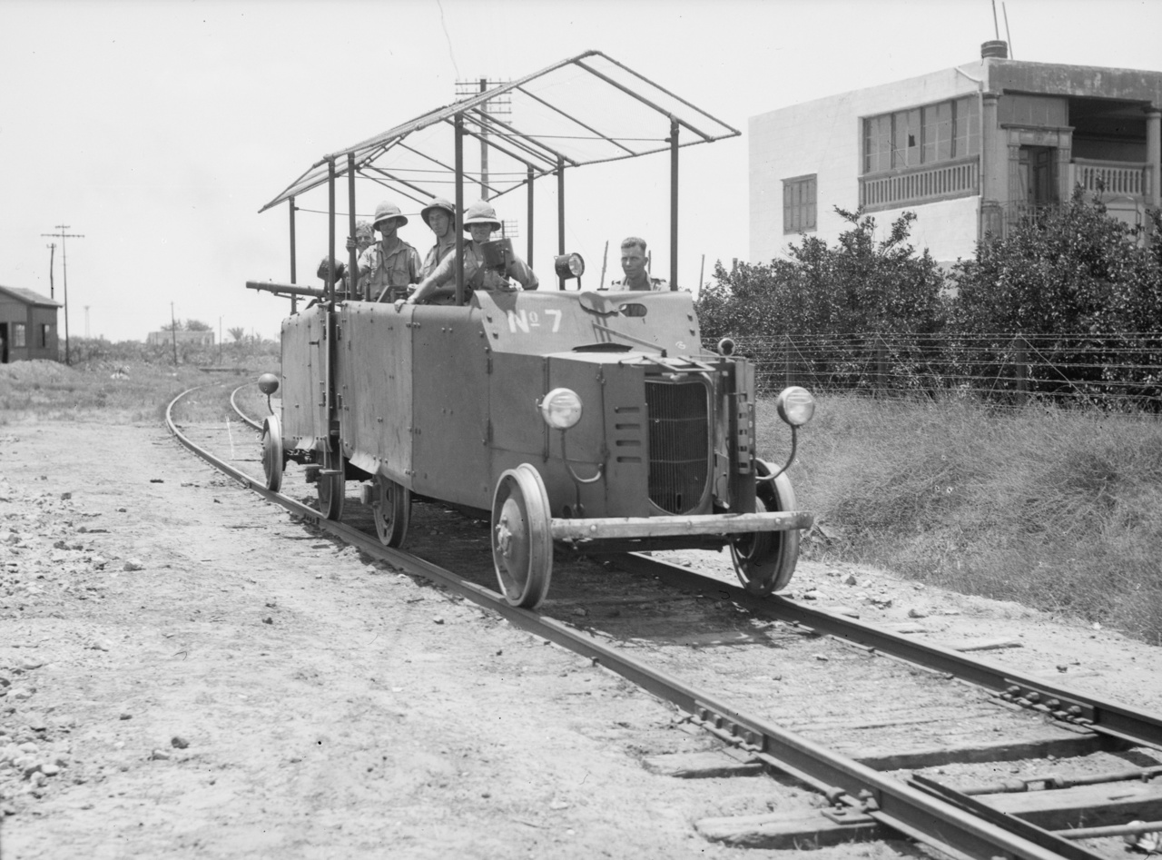 1938: két autóból rögtönzött páncélozott kocsiszerelvény Ludd (ma Lod) városánál, Izraelben.