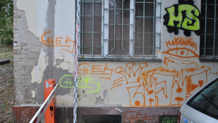 Négy graffitis vandál tartja rettegésben a szekszárdi házfalakat