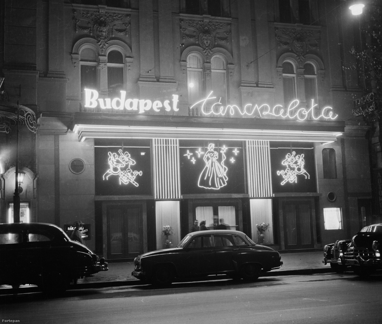 A Budapest Táncpalota nagymező utcai portálja az Operett Színház mellett, a hatvanas évek elején.