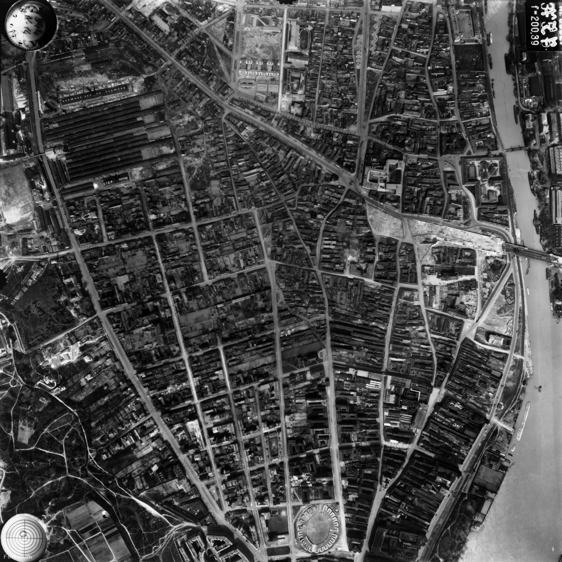 Sokkal durvábban alakították át a várost a háború utáni évtizedek Óbudán. Az eredeti
                        utcaszerkezetnek csupán a nyoma maradt meg, s az egykori kis házakból is csak hírmondónak
                        hagytak meg egy párat. Hogy mennyire lehetett itt jó lakni, az persze más kérdés, hiszen
                        elképesztően sűrű volt a beépítés. Ennyire aprómintás patchworköt sehol nem találunk a Budapest-
                        térképen. Ennek ellenére simán elfért a szűk utcákon a villamos is: nézzétek, épp ott fordul be a Fő
                        téren.