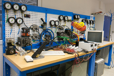 Modern, elektronikus szabályzású légfékrendszer a laborban. (A kuszaság oka, hogy a csővezetékek hossza azonos a valódi járműén lévőkével)