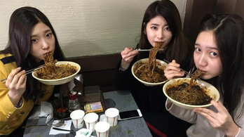 A dél-koreai anti-Valentin-napon magányos emberek összegyűlnek fekete tésztát enni