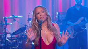 Íme, Mariah Carey első fellépése a szilveszteri nagy lebőgés óta