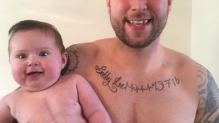 Szívbeteg kisfiáért műtéti heget tetováltatott a mellkasára