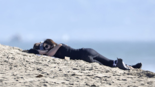 Irina Shayk és Bradley Cooper romantikus fetrengésbe kezdett a tengerparton