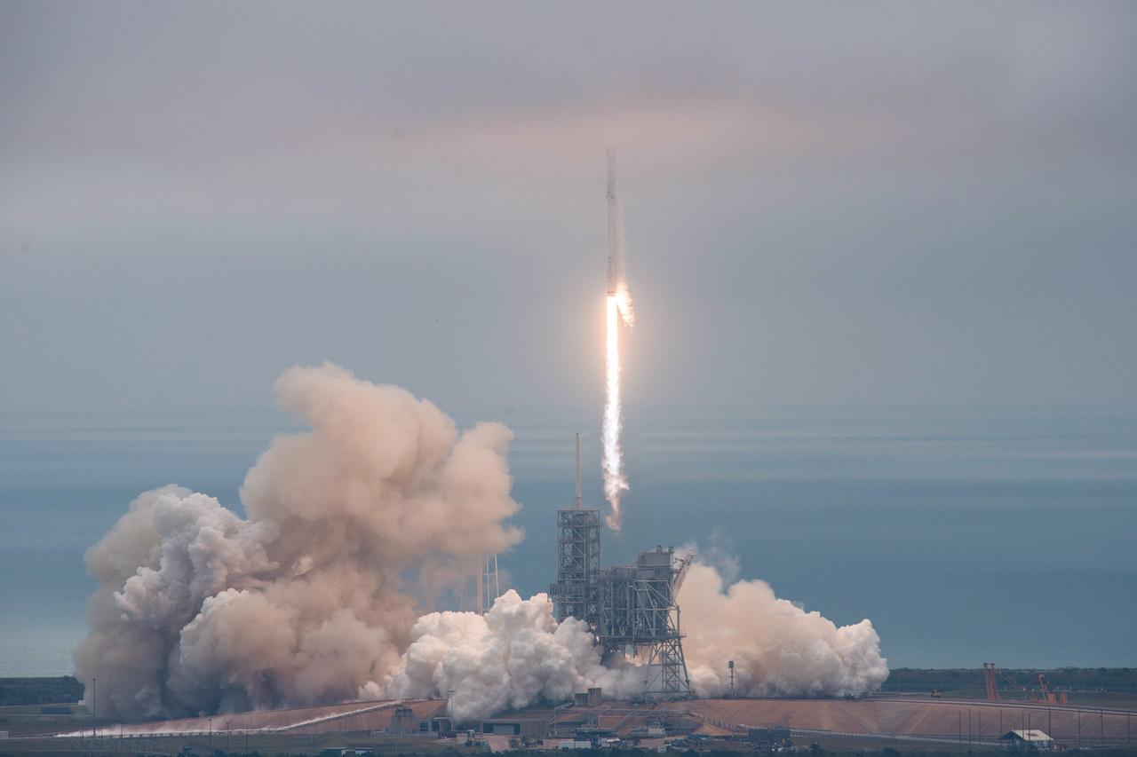 A Falcon-9 a Nemzetközi Űrállomásra tartó Dragon teherűrhajót állította Föld körüli pályára.