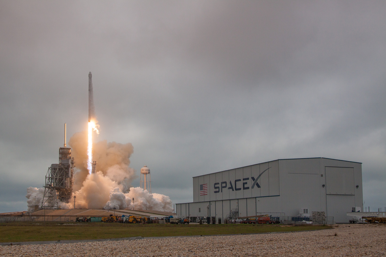 Február 19. Egy nap halasztás után gond nélkül elstartolt a SpaceX rakétája, 