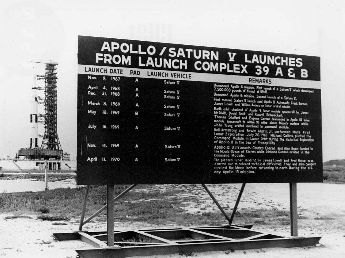Csak az Apollo-10 indult a B startállásról, mint azt ez a korabeli tábla is mutatja. (A háttérben az Apollo-15.)