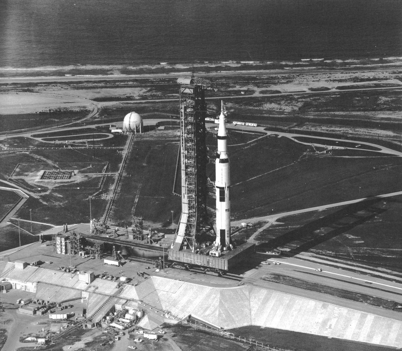 1969. május 20. A 39A startállás és az Apollo-11 küldetésre készülő Saturn V-ös rakéta madártávlatból.