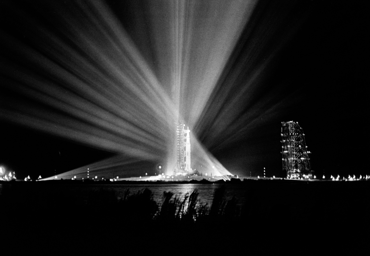 1969. február 23. A 39A startállás és az Apollo-9 küldetésre kész rakéta reflektorok esti fényárjában.