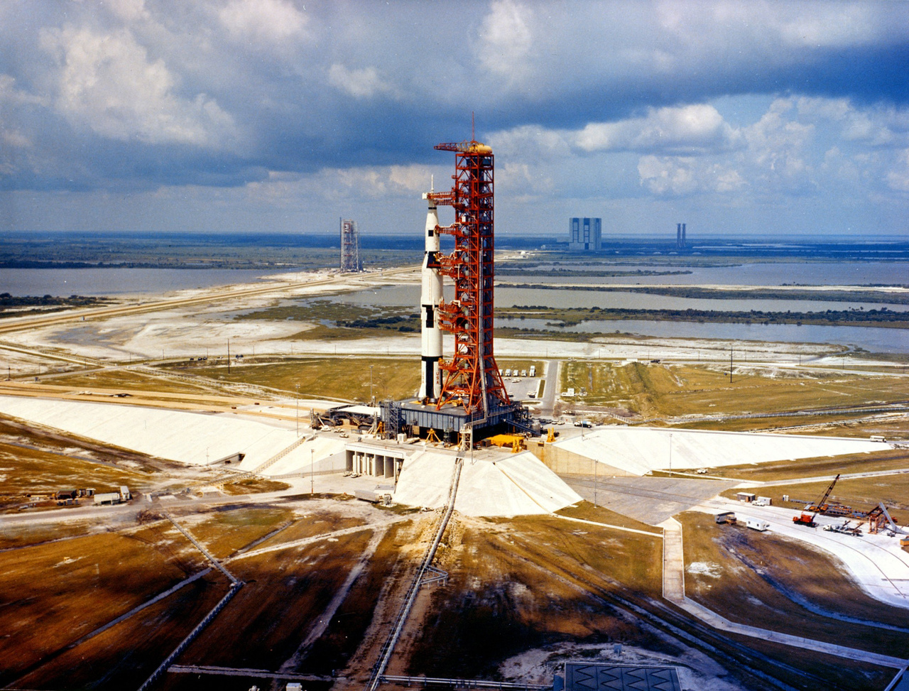 1966: SA-500F, egy röpképtelen Saturn V modell a LC-39A startálláson. A mockup rakétával a komplexum működőképességét vizsgálták, hogy minden rendben van-e a például a szervizplatformmal, a lánctalpas transzporterrel, az üzemanyagtöltő rendszerrel.