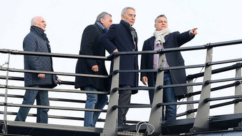 Erdoğan barátjának mutogatta Orbán a felcsúti stadiont