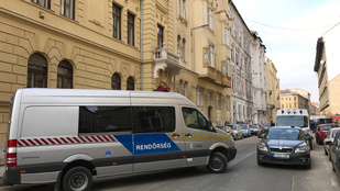 Valamiért rendőrök és mesterlövészek lepték el a Bródy Sándor utcát
