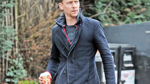 Látta már Tom Hiddlestont lyukacsos mackóban?