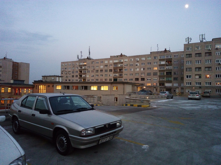 Még a téli kerekeken, de már Alfasud-dísztárcsákkal a céges parkolóház tetején