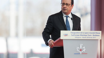 Véletlenül rálőtt két emberre egy mesterlövész Hollande beszéde alatt