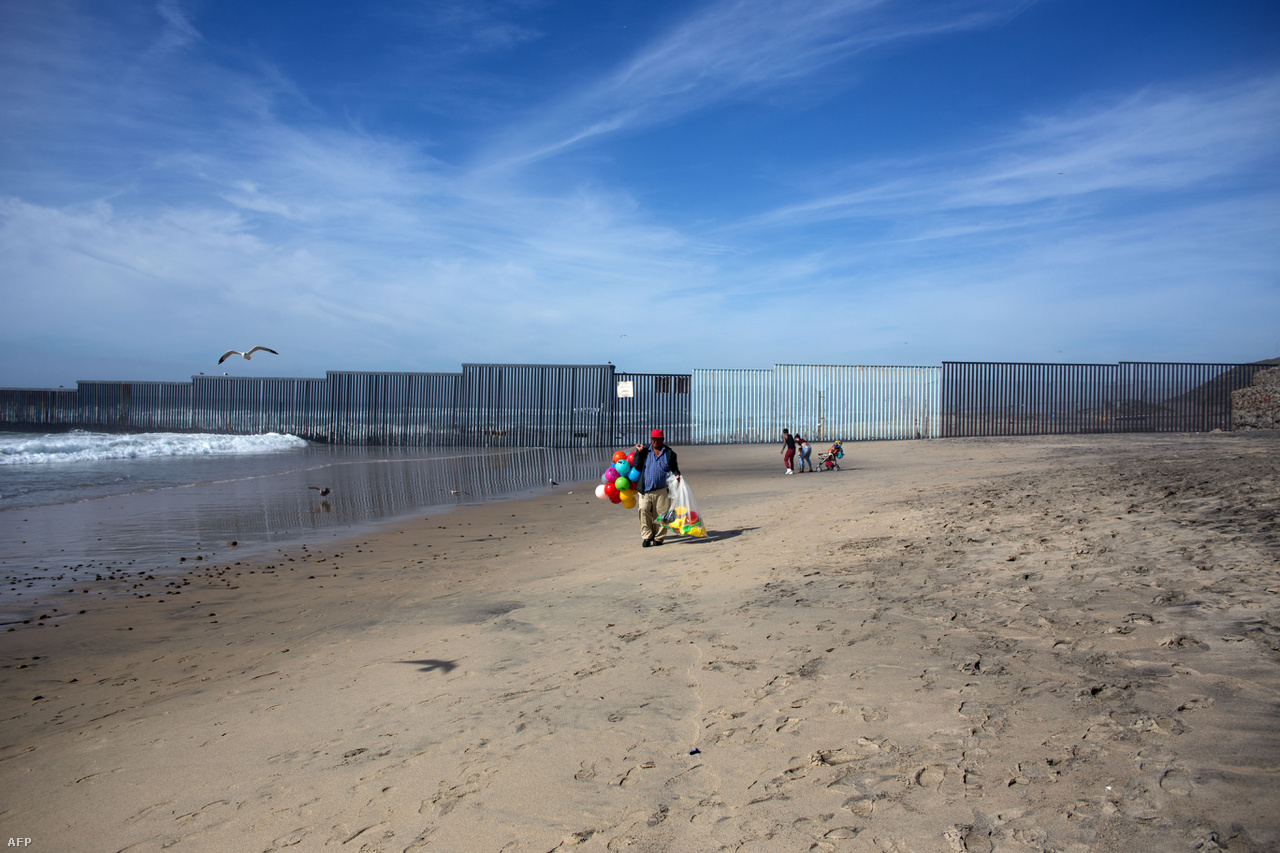 Az amerikai–mexikói határ a kaliforniai tengerpartnál, Playas de Tijuana mexikói város közelében. Trump január 25-én írta alá elnöki rendeletét a mexikói határfal megépítéséről, ami egyik legfontosabb ígérete volt a választási kampány alatt. Trump a CPAC-en, az egyik legnagyobb, évente megrendezett konzervatív gyűlésen néhány hete jelezte: az eredetileg tervezettnél sokkal hamarabb elkezdődhet a fal építése. Az amerikai belbiztonsági minisztérium korábban úgy számolt, hogy két éven belül lehet kész a fal, most viszont az elnök költségvetési tervezetében előirányzott összegek miatt bizonytalan lett, pontosan mikor indulhat meg bármilyen építkezés.