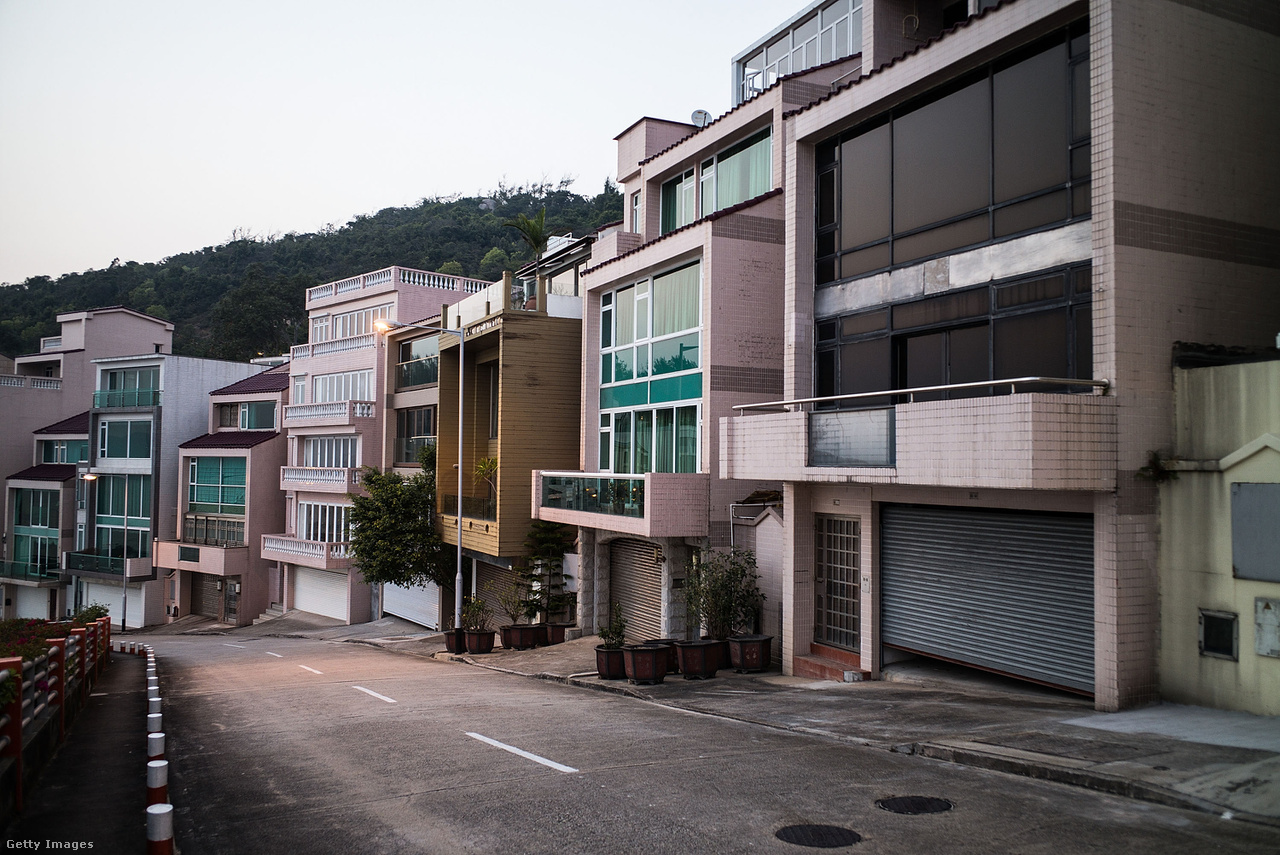 Makaói villasor az óceán partján. Itt lehetett az egyik ingatlan Kim Dzsongnam otthona.