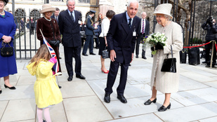 A nap képén a kislány, aki virágot nyomott Erzsébet királynő kezébe, aztán eléggé zavarba jött