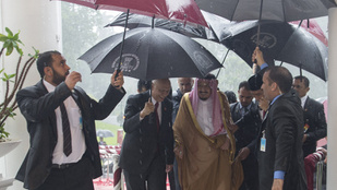 Hét ernyővel védik az eső elől Szaúd-Arábia és Indonézia nagyurát