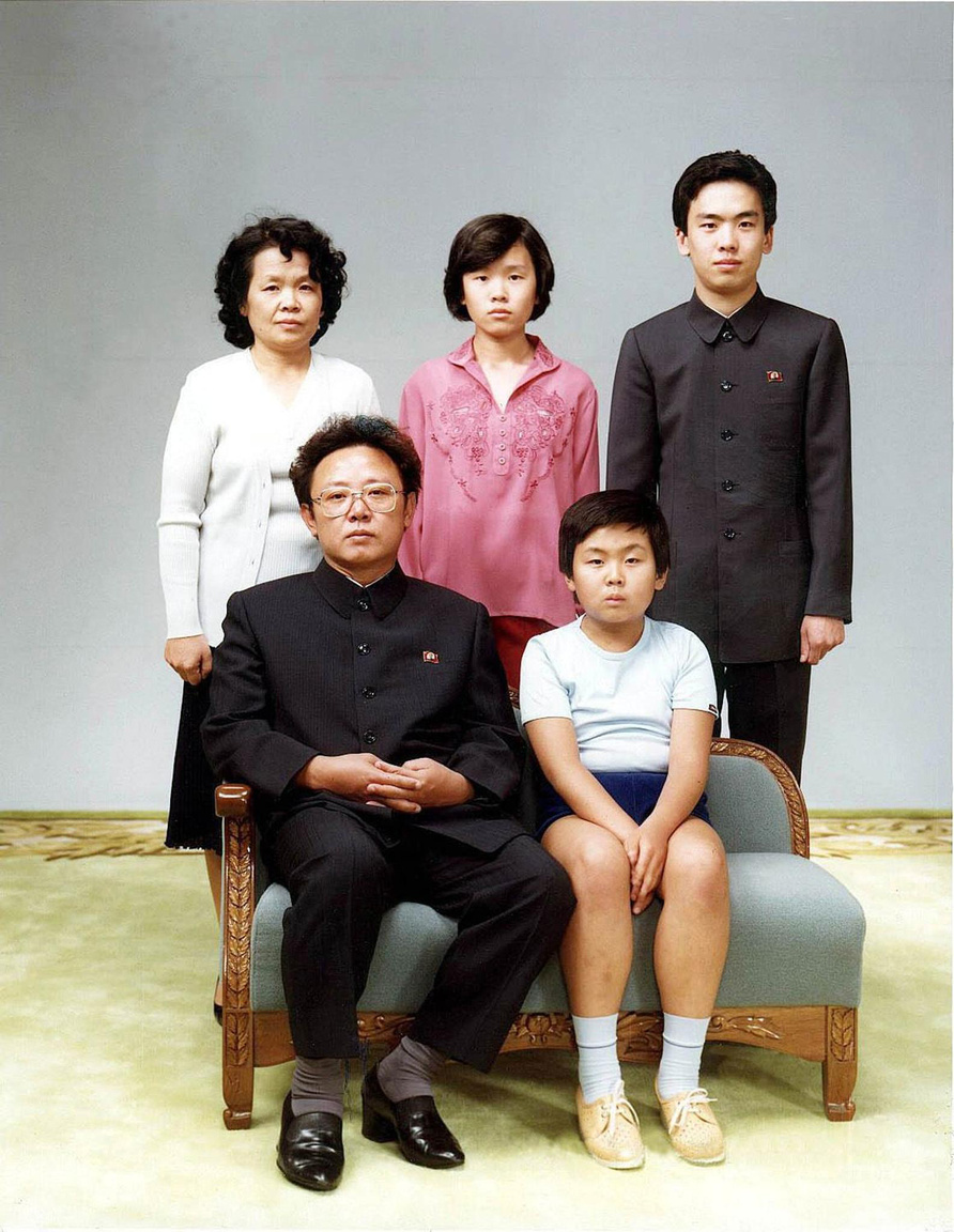 Kim Dzsongil, egykori észak-koreai diktátor (balra lent) elsőszülött fiával, Kim Dzsongnammal (jobbra lent) egy 1981-es családi fotón.