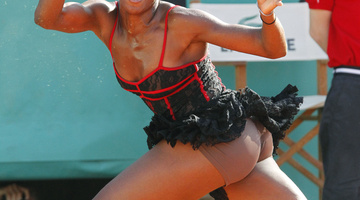 Venus Williams kánkánruhában, testszínű bugyiban veri végig Párizst