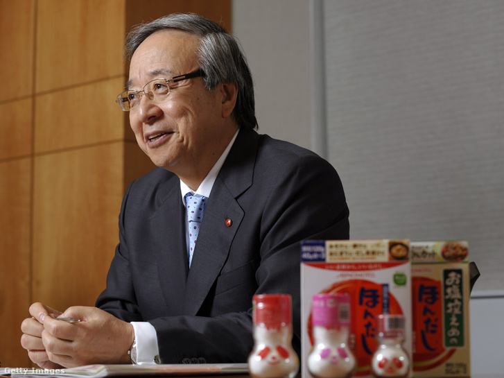 Ito Maszatosi, a japán Ajinomoto Co. elnöke a cég által gyártott nátrium-glutamát termékek társaságában. Az Ajinomoto volt az első cég, amelyik a világon elsőként kezdett nátrium-glutamátot forgalmazni 1909-ben, Japánban, miután Ikeda Kikunae megalkotta a csodás sót.