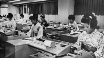 A japán írógép egyetlen billentyűvel ír le több ezer karaktert