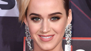 Katy Perry beállt az egyenfejű celebnők közé