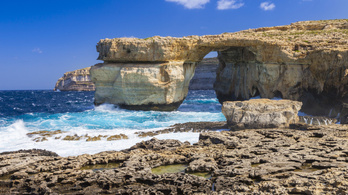Pótolhatják Máltán a leomlott Azúr ablakot