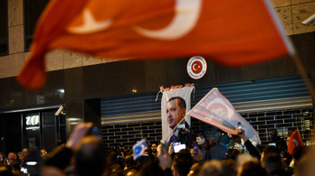 Erdogan kemény megtorlást ígért Hollandiának a szombati balhé miatt