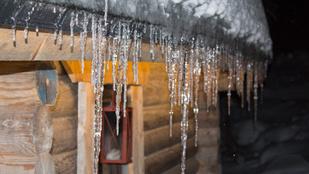 Annyira hideg van, hogy a jég bekebelezett egy házat New York államban